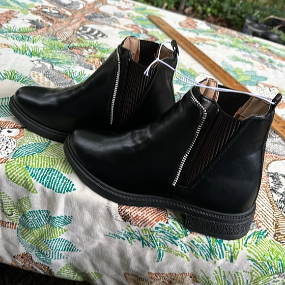 NWT Regazza Black Slip On Ankle Boots Elastic Sides Zipper Design Women’s 6 8 10 - Picture 13 of 16